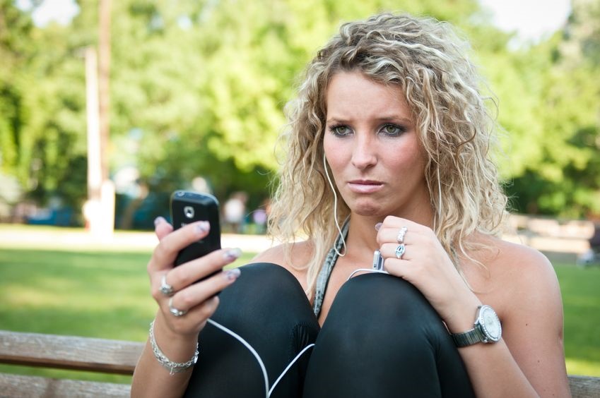 Mujer enojada con celular