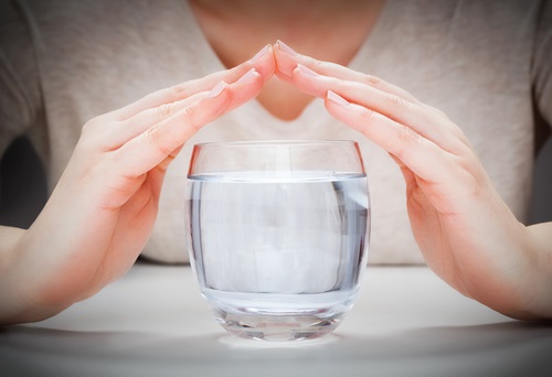Bebe agua diariamente para limpiar tu cuerpo del exceso de ácido úrico
