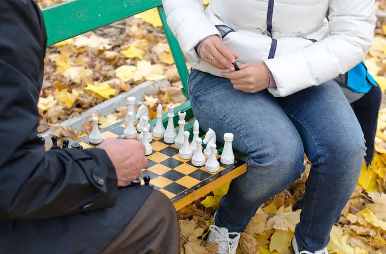 Personas jugando ajedrez