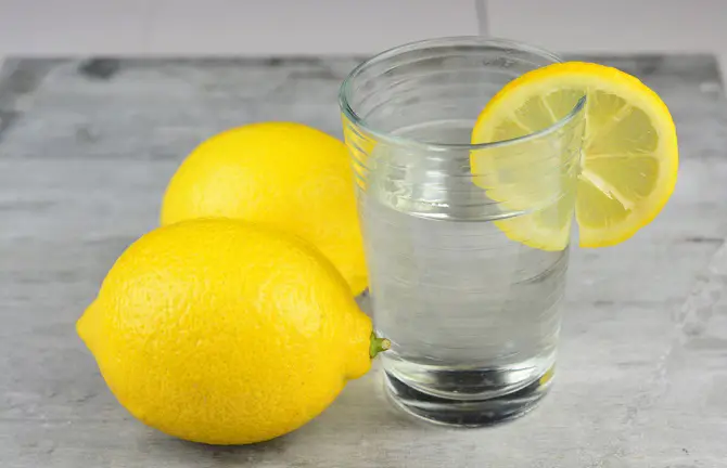 agua tibia con limón