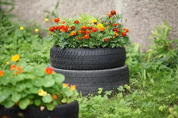 jardinera con neumático reciclado