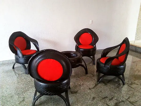 neumático reciclado sillas negras