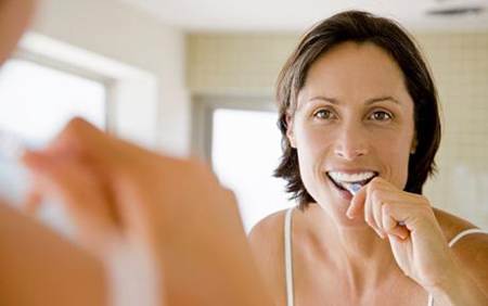 lavarse los dientes para evitar la alitosis