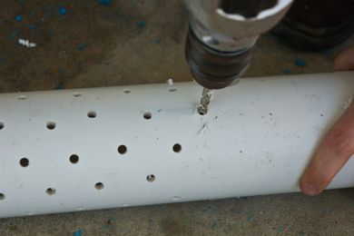 Realizando perforaciones en el tubo de pvc