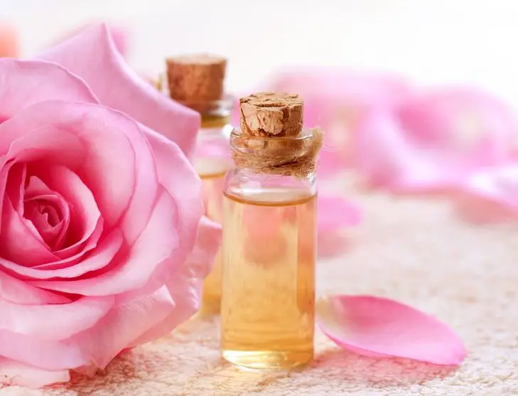 Cómo hacer agua de rosas para cosmética natural