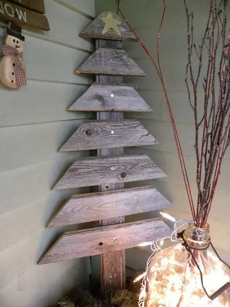 árbol de navidad con madera