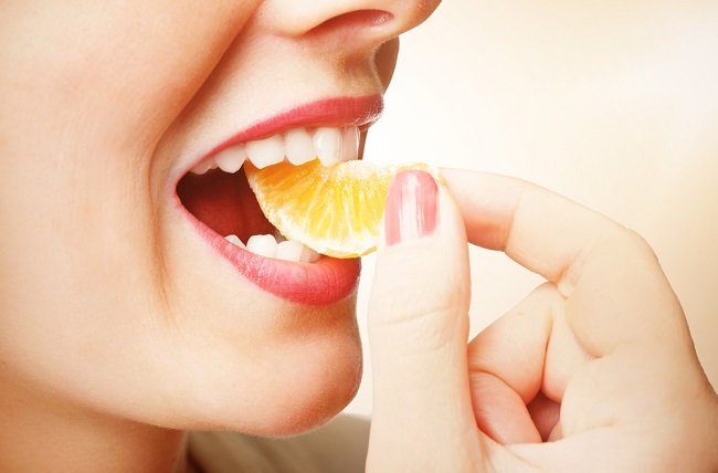 Consigue blanquear tus dientes con estos trucos efectivos y una solución natural