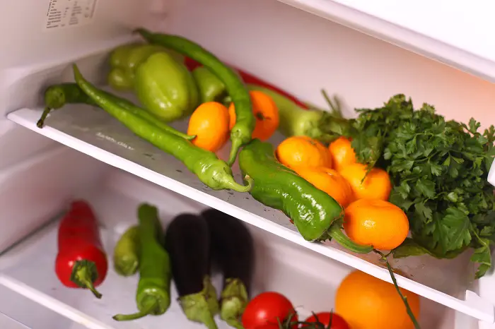 Frutas y verduras en el refrigerador