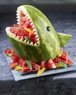 tiburón con frutas