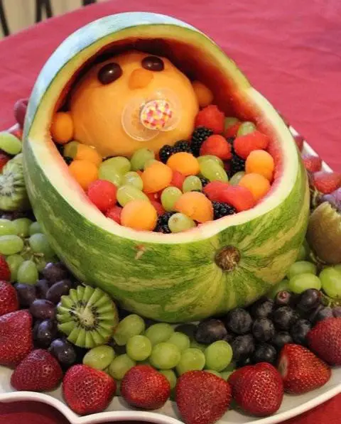ensalada de frutas con forma de bebé