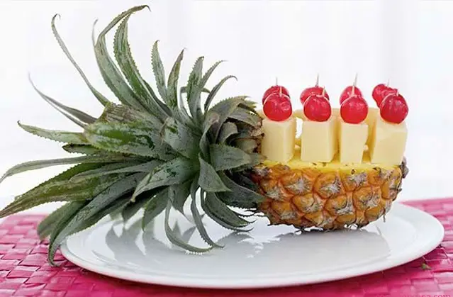 ananá con otras frutas combinadas