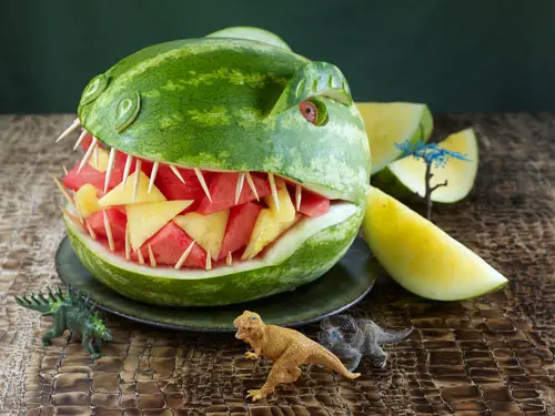Decoración con sandía para hacer un diseño atractivo para niños que no quieren comer ensaladas de frutas