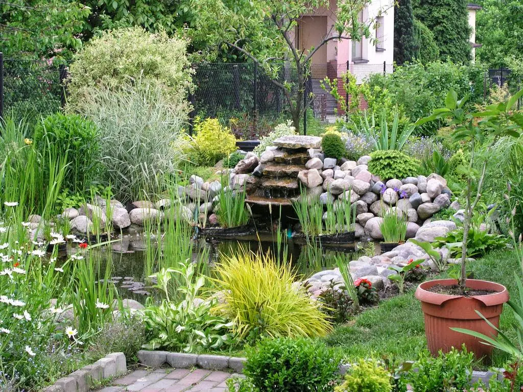 Cómo decorar tu jardín con un estanque de agua