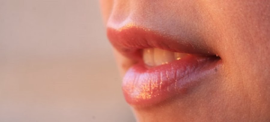 mujer con los labios claros después de tratar sus labios oscuros