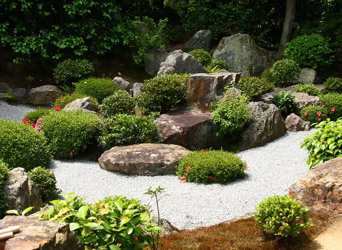 Jardín con piedras grandes