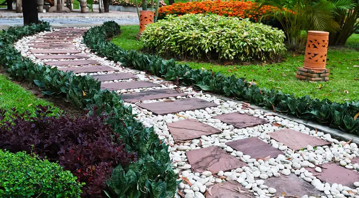 Jardín con piedras camino