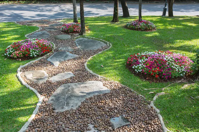Jardín con piedras curvas