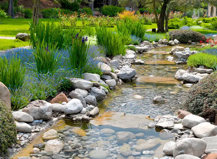 Jardín con piedras agua