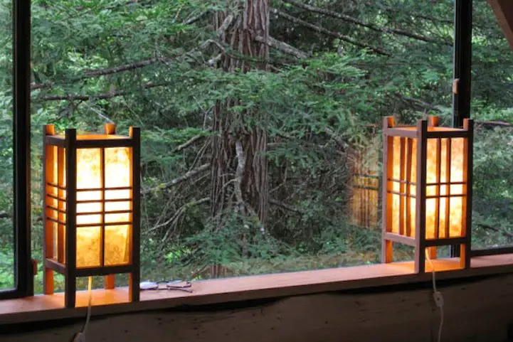 Iluminación oriental en la casa de la selva