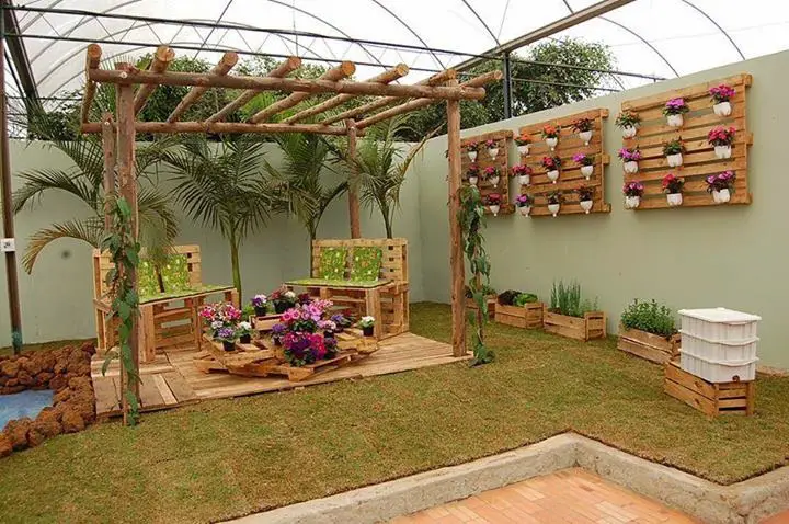 Cómo decorar un patio o jardín con maderas recicladas