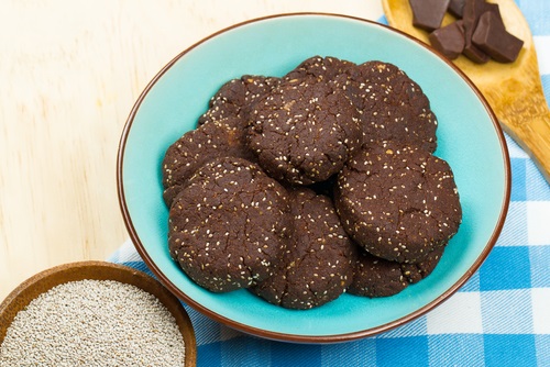 Galletas de chocolate con semillas de chía para incorporar a la dieta