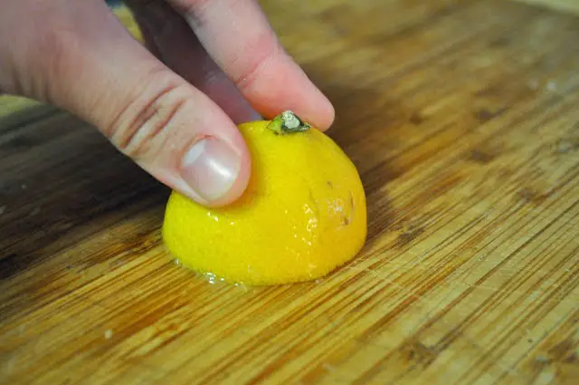 Limpiando la tabla de picar usando limón