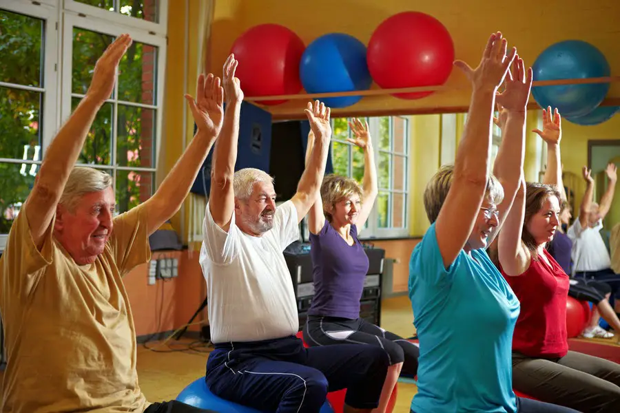 adultos mayores realizando ejercicios