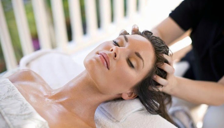 Beneficios del masaje con aceites a tu pelo
