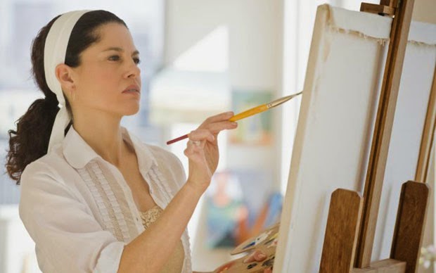 Mujer realizando un hobbie que es pintar