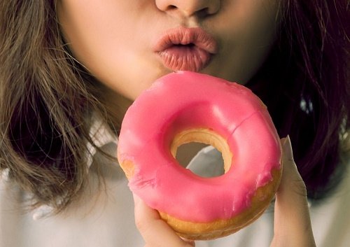 Dona mujer comiendo azúcar
