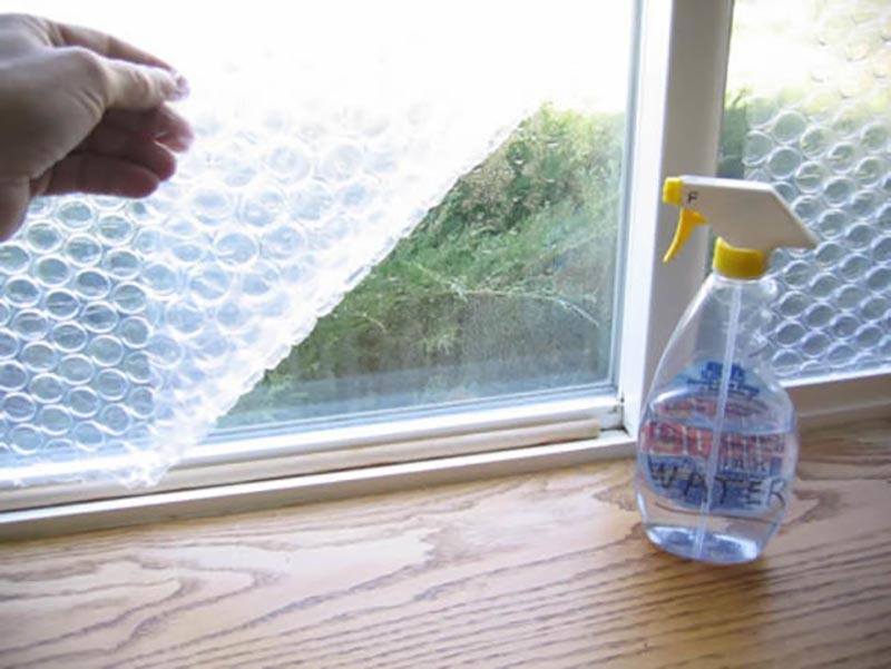 Plástico de burbujas un aislante térmico para las ventanas