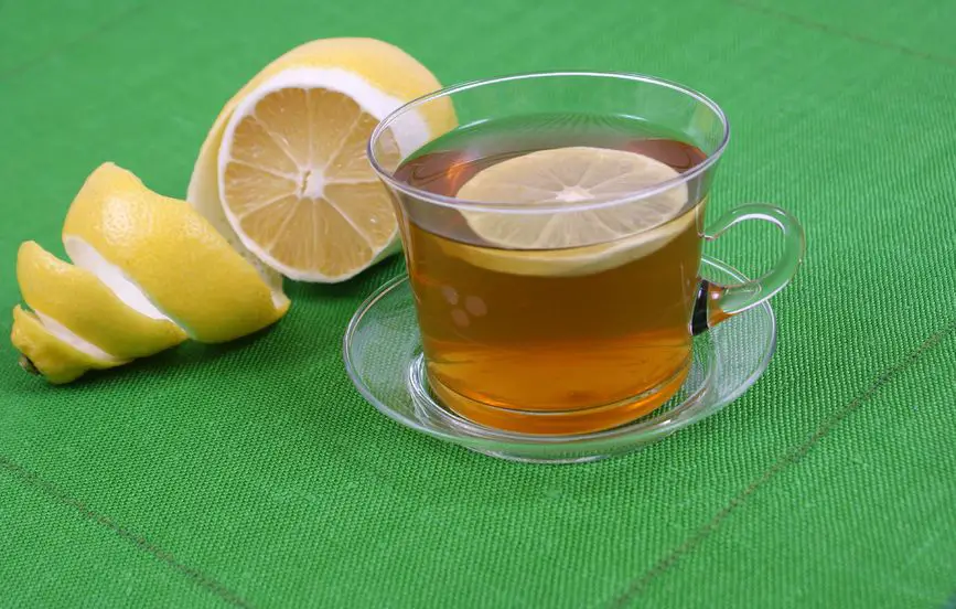 beneficios del té de cáscara de limón