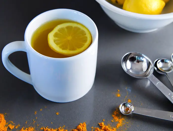 Cúrcuma y agua de limón una bebida saludable