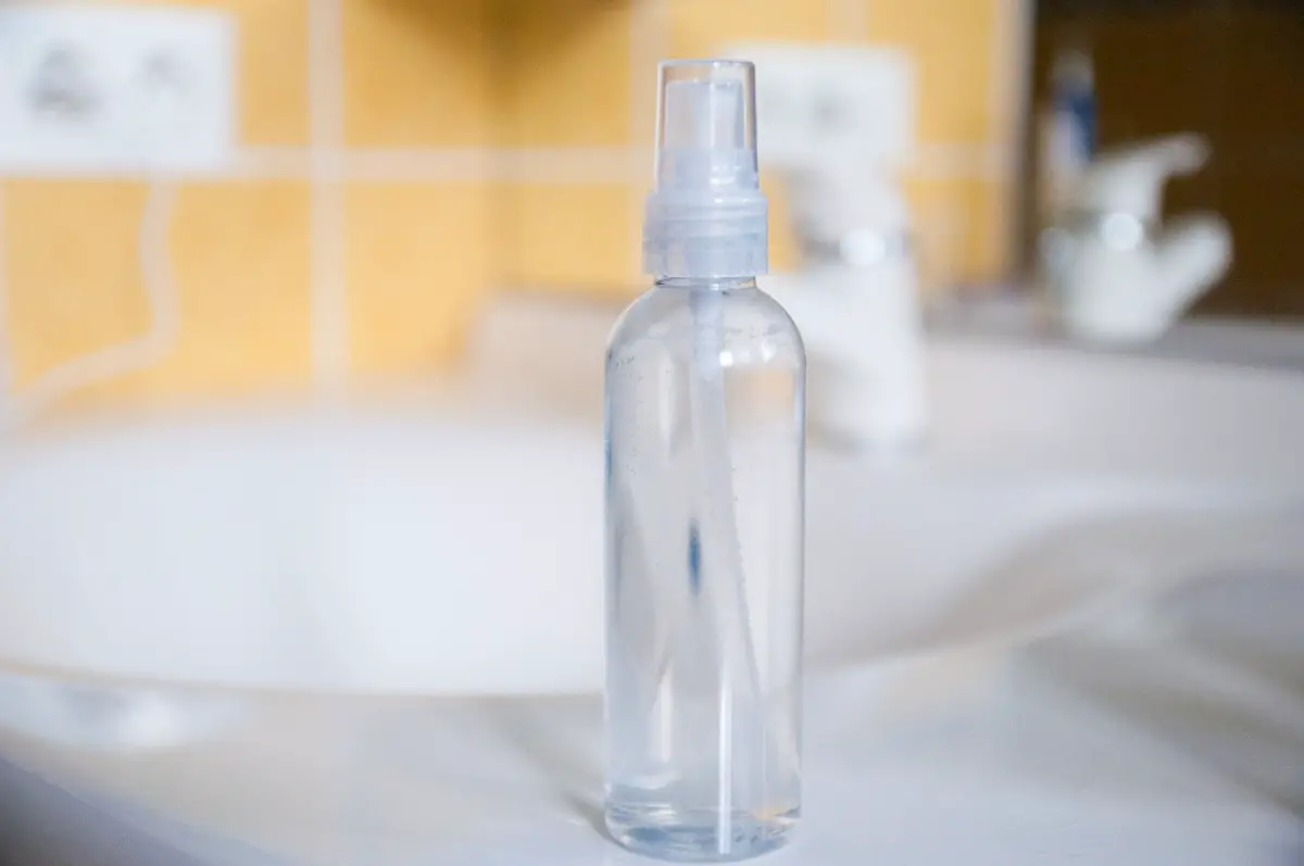 Cómo hacer agua micelar en casa  presentada en un frasco 