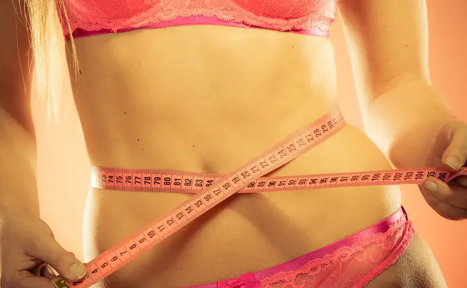 Mujer que logra acelerar el metabolismo para bajar de peso y verse más delgada