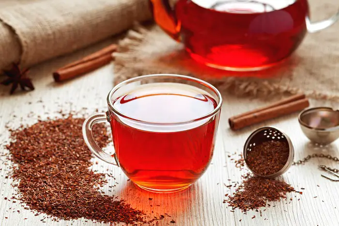 Una taza te té rojo elaborada como infusión para disfrutar de todos sus beneficios. 
