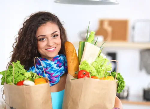 mujer compras vegetales verduras