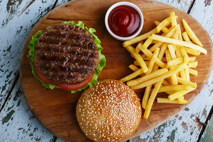 alimentos que te hacen engordar hamburguesa