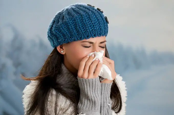 mujer con gripe infecciones virales
