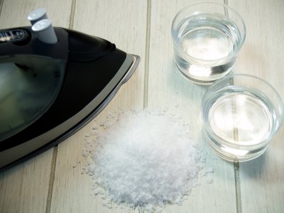 limpiar la plancha con sal