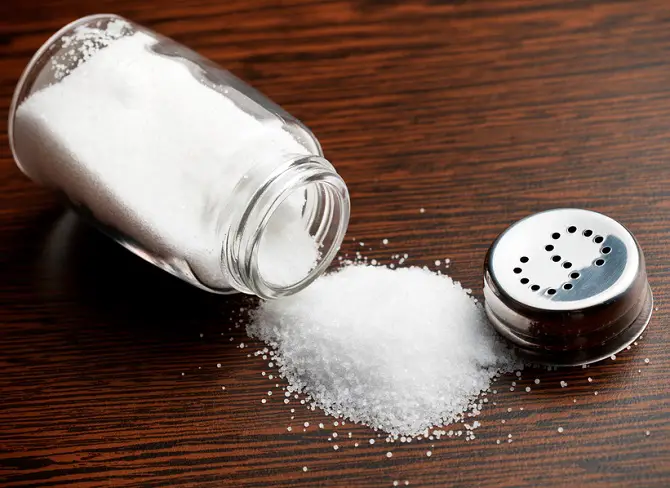 usos de la sal para limpiar el hogar
