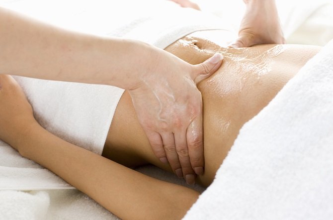 Cómo hacer un masaje abdominal para la hinchazón