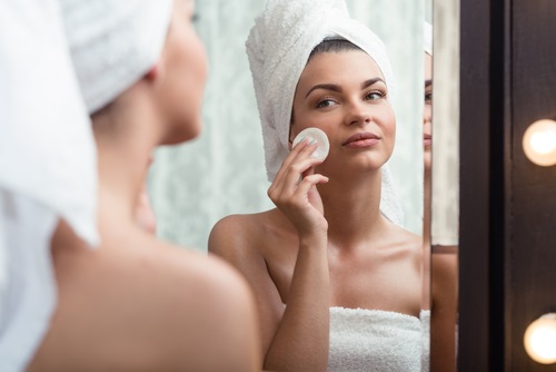 limpiar el rostro para evitar el brillo en la piel