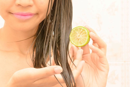 limón y coco para alisar el cabello
