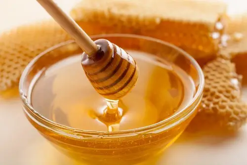 miel para una limpieza facial