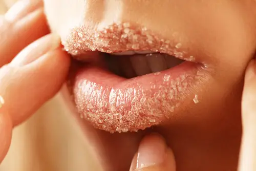 Cómo exfoliar los labios de manera natural con azúcar