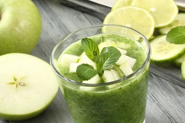 bebida verde de manzana y espinacas