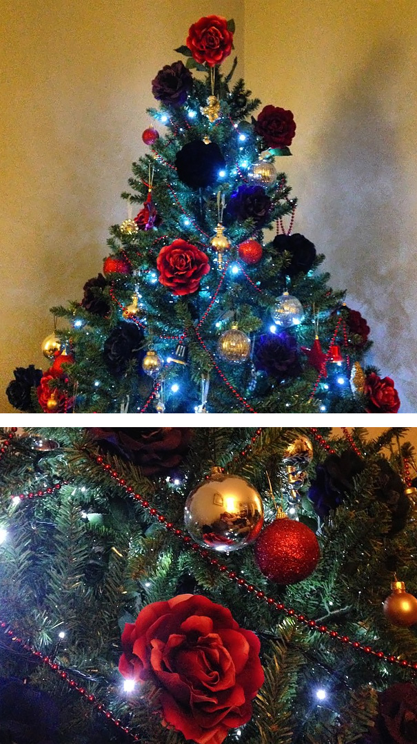 árbol de navidad decorado con flores