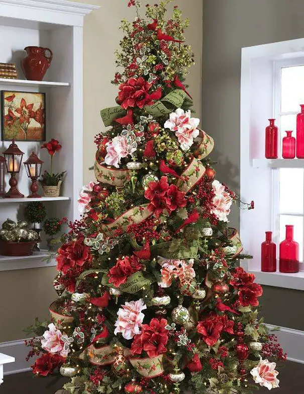 arbolito de navidad decorado con arreglos florales