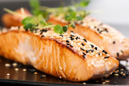 salmón alimento para moldear los abdominales